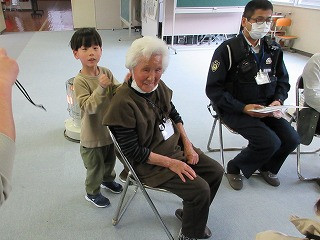 ④肩たたき・お礼 (3)