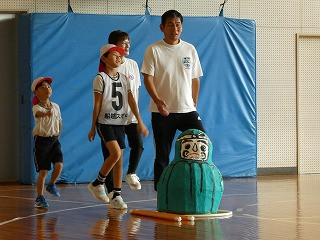 ⑦力を合わせておひっこし (1)