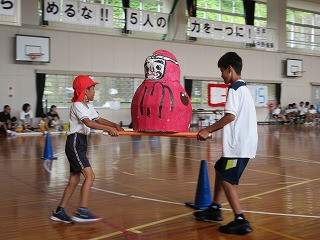 ⑦力を合わせておひっこし (5)