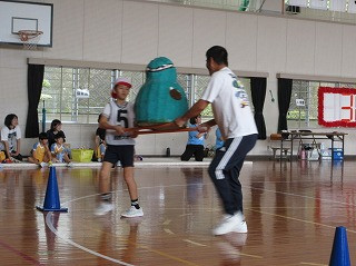 ⑦力を合わせておひっこし (6)