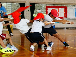 ⑫力を一つに！紅白綱引き (1)
