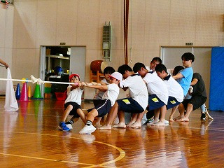 ⑫力を一つに！紅白綱引き (2)