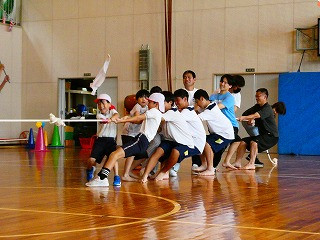 ⑫力を一つに！紅白綱引き (4)