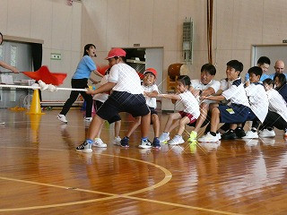 ⑫力を一つに！紅白綱引き (3)